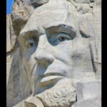 'Il y a un siècle de cela, un grand Américain (...) signait notre Proclamation d’Émancipation'. Hommage de Martin Luther King à Abraham Lincoln. Le visage d'Abraham Lincoln, 16ème président des États-Unis jusqu'à son assassinat en avril 1865, est sculpté dans la pierre du mont Rushmore. Photo : Tinasuzanne.