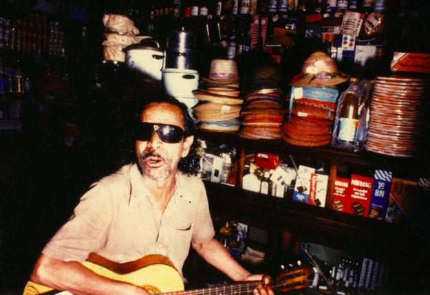 Henri Madoré et sa guitare dans la boutique du Chinois. Photo Tony Manglou.